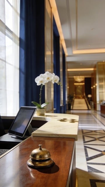 Recepción de un hotel de lujo con luz cálida